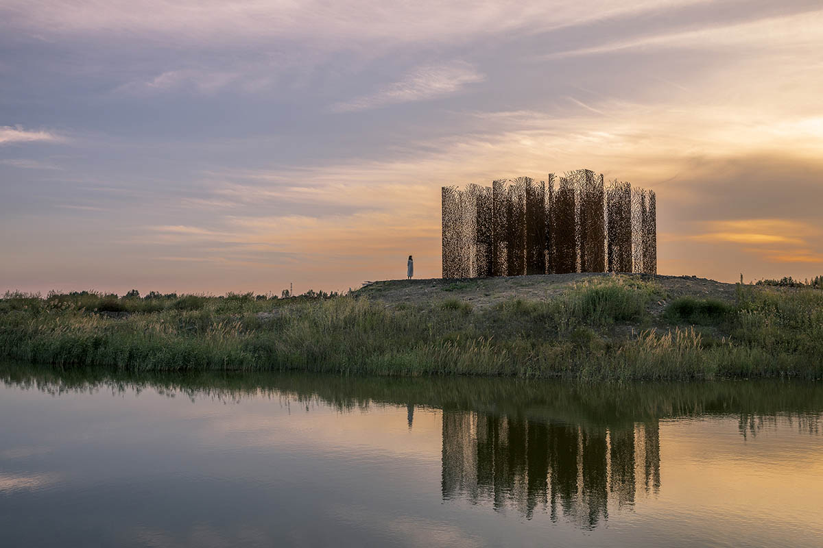 Field Conforming Studio installs steel sculpture with nine hollow columns in Tangshan
