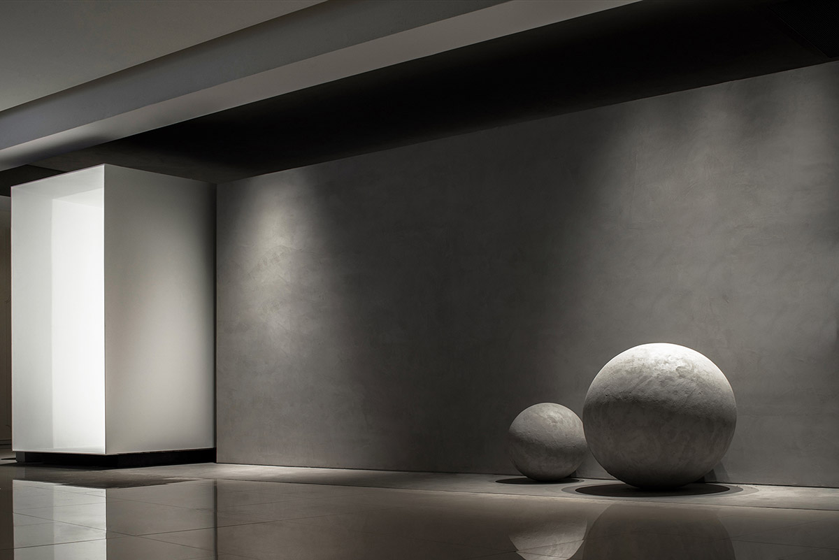 JST ARCHITECTURE creates dark-colored palette by adding a geometrical aesthetic to this showroom