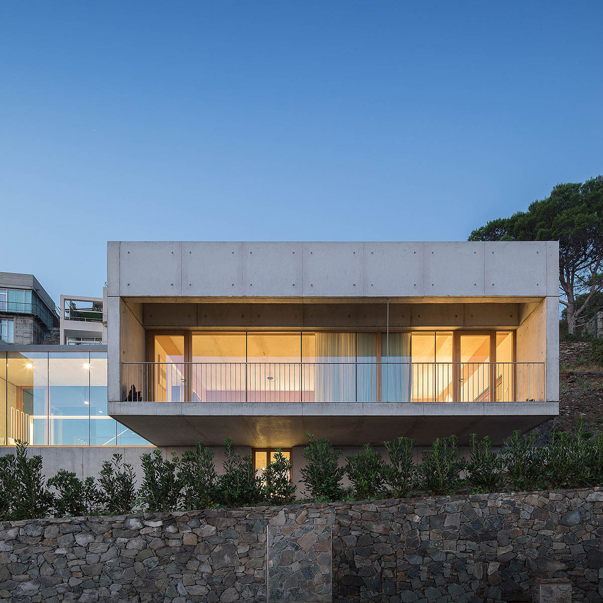 Marià Castelló Architecture completes family house with on a hilly topography in Spain 