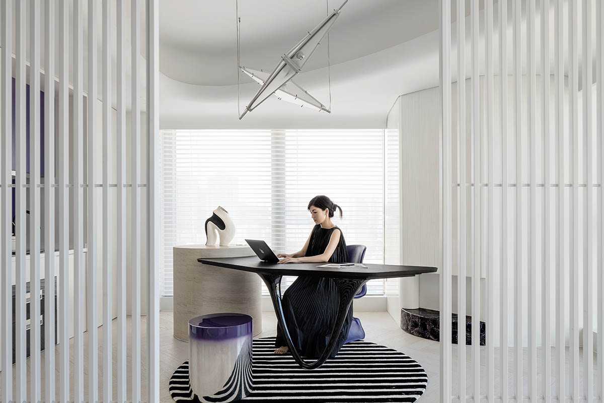 FREEFORM DESIGN completes apartment interior with fashionable and artistic look in China
