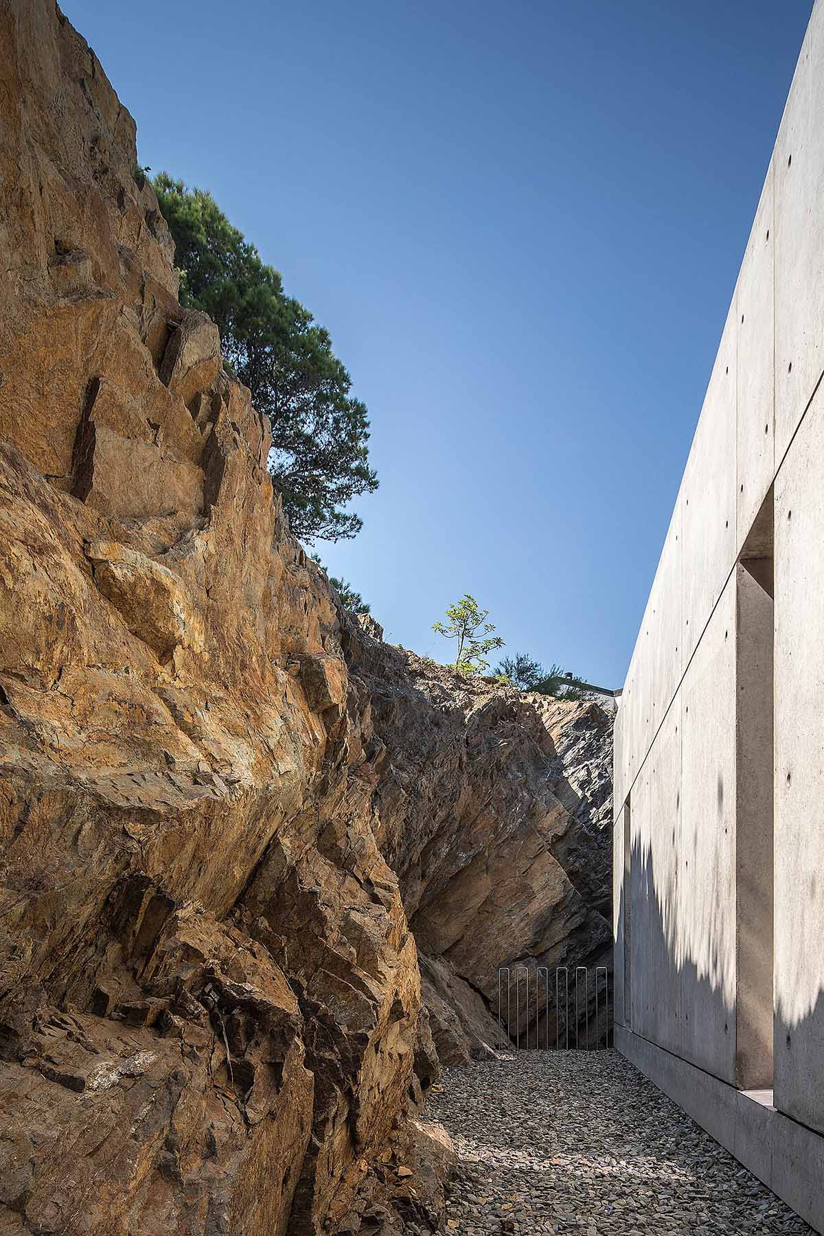 Marià Castelló Architecture completes family house with on a hilly topography in Spain 