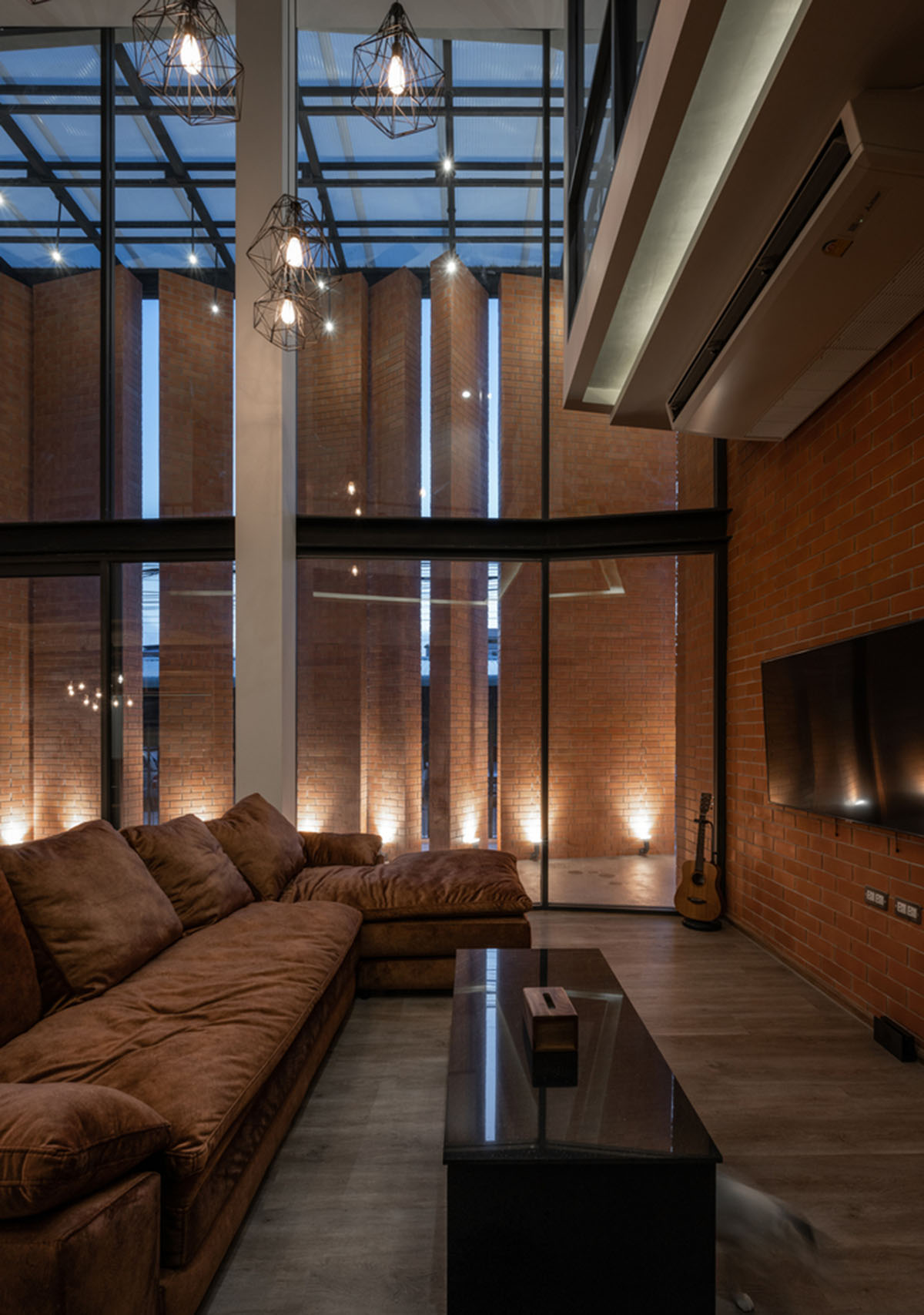 Gigantic terracotta-tile walls added to create a buffer zone in Pakkret House in Thailand