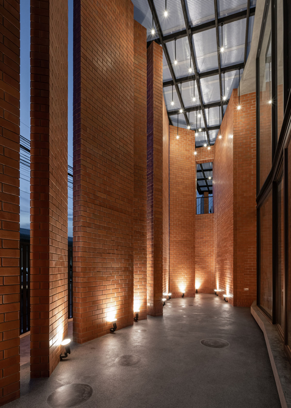Gigantic terracotta-tile walls added to create a buffer zone in Pakkret House in Thailand