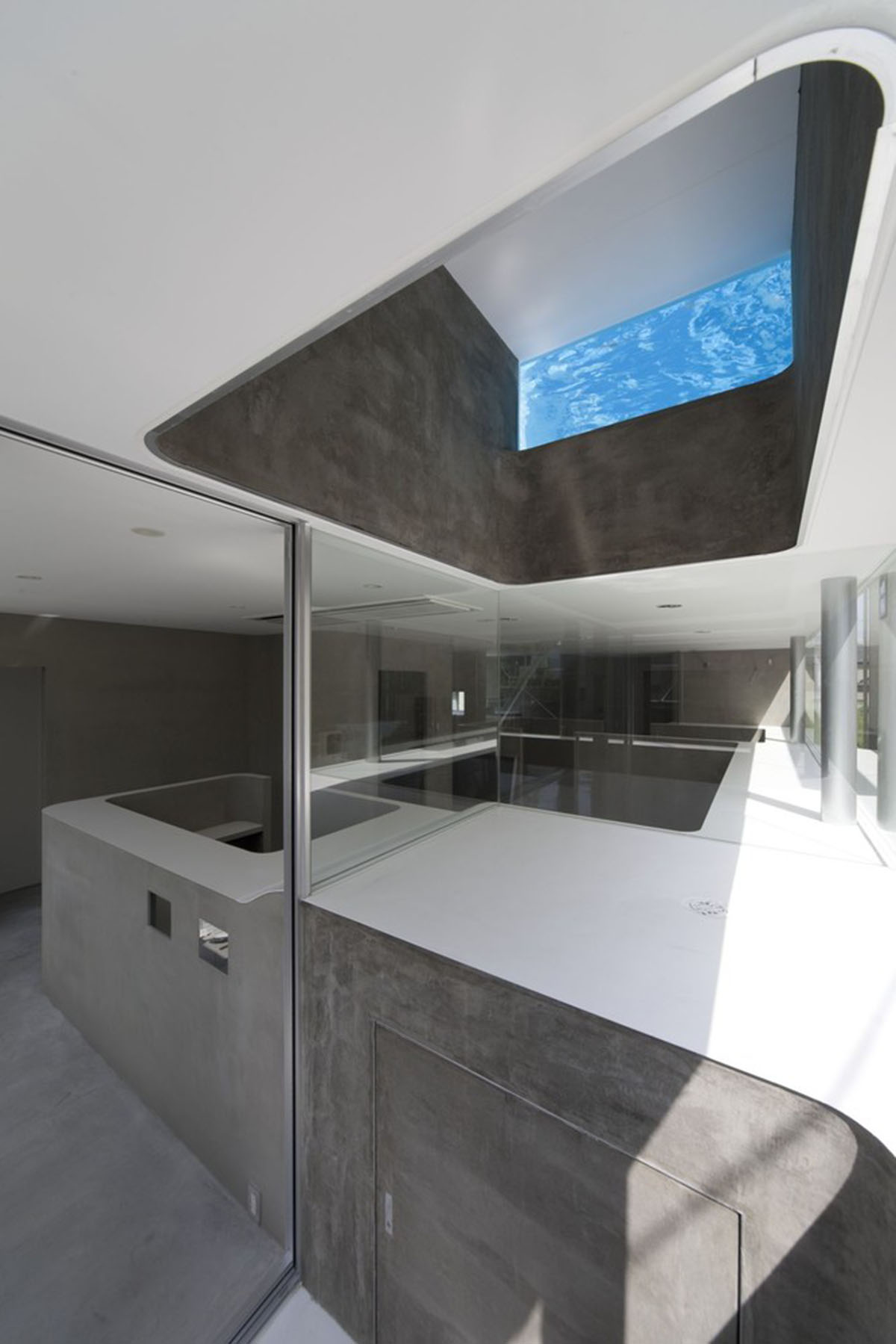 Casting moulds form this fluid private residence and dental clinic designed by N MAEDA ATELIER