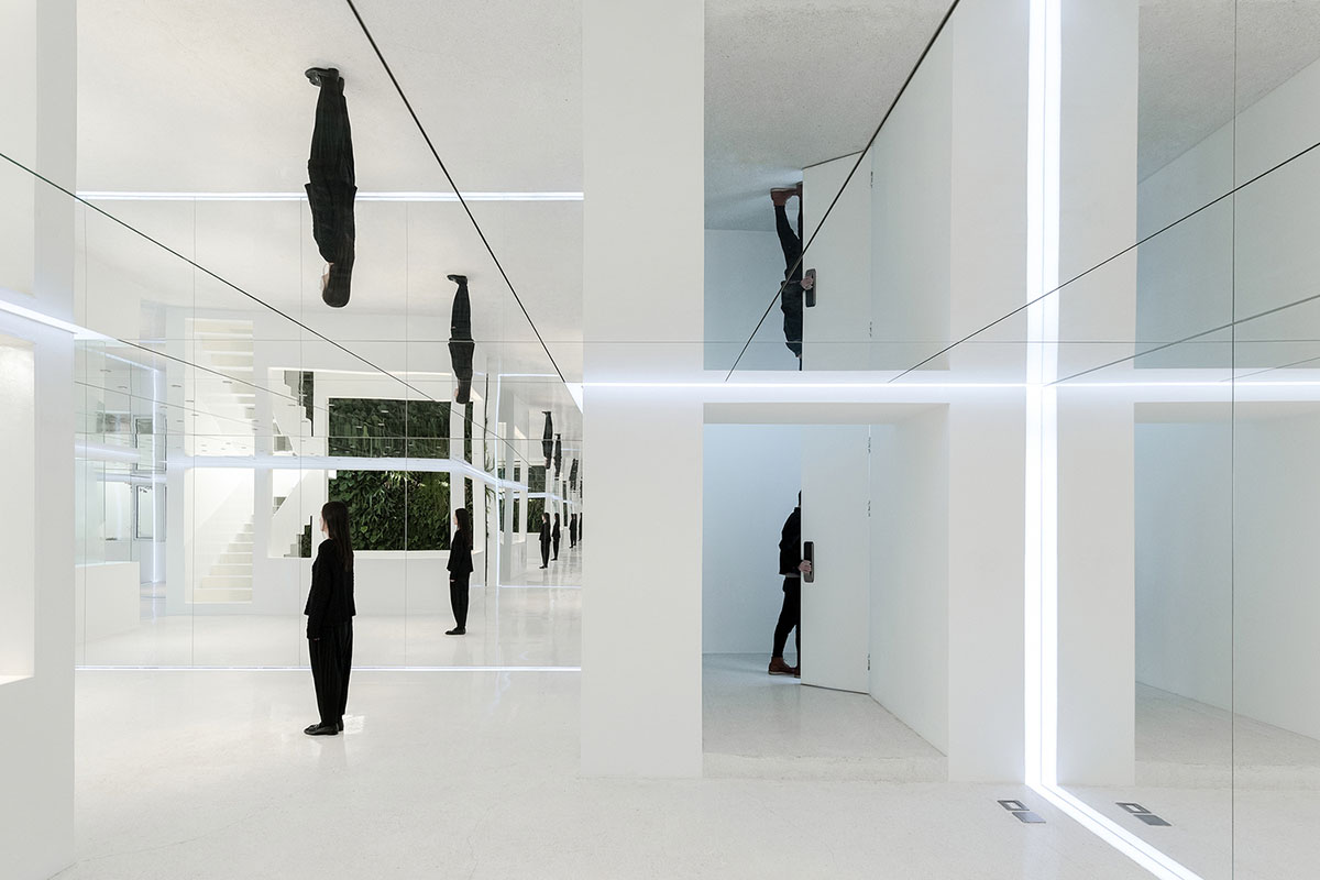 Archstudio transforms Beijing's old building into a multi-brand boutique with mirrored interior