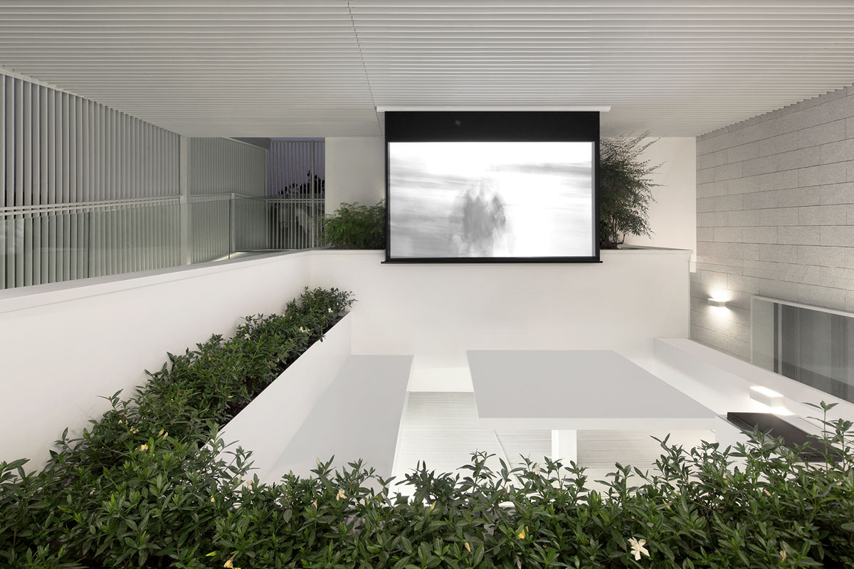 reMIX Studio combines new program of all-white extension with continuous circulation in Beijing