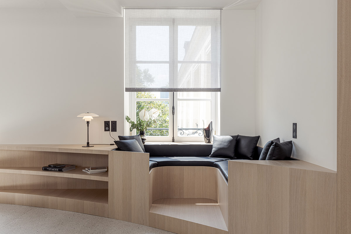 noa* converts 18th century hotel in Paris into an apartment with curved lines and scent of wood