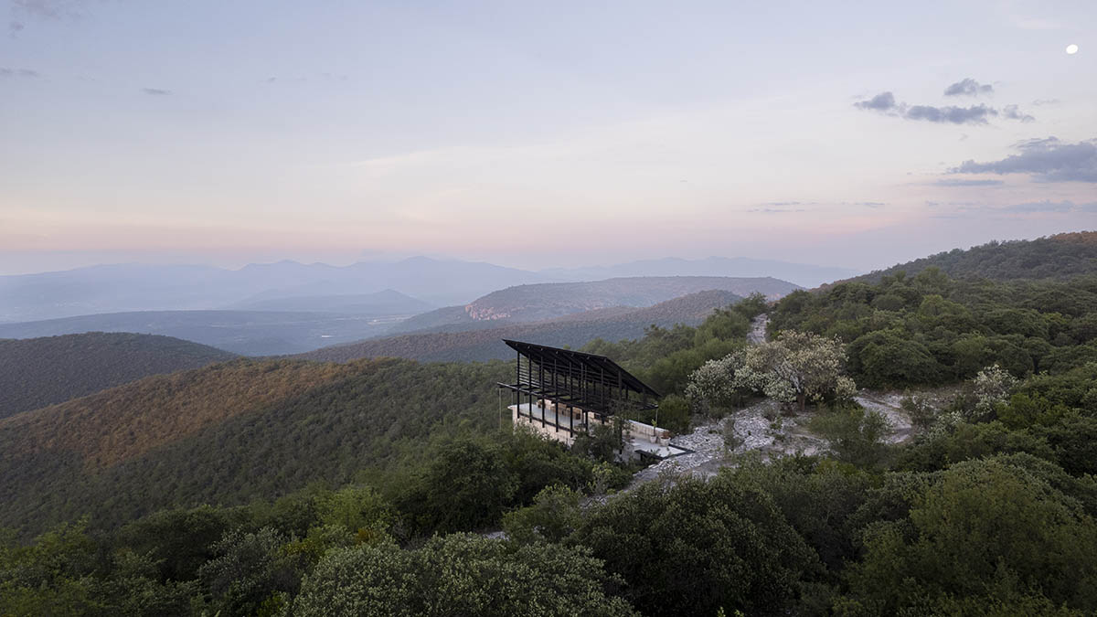 Espina Pavilion embraces structural and visual balance with minimal footprint on Mexican hills 