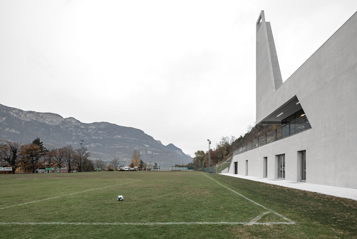 Un impianto sportivo di MoDusArchitects fa una dichiarazione audace con la sua torre faro a Posen, in Italia 