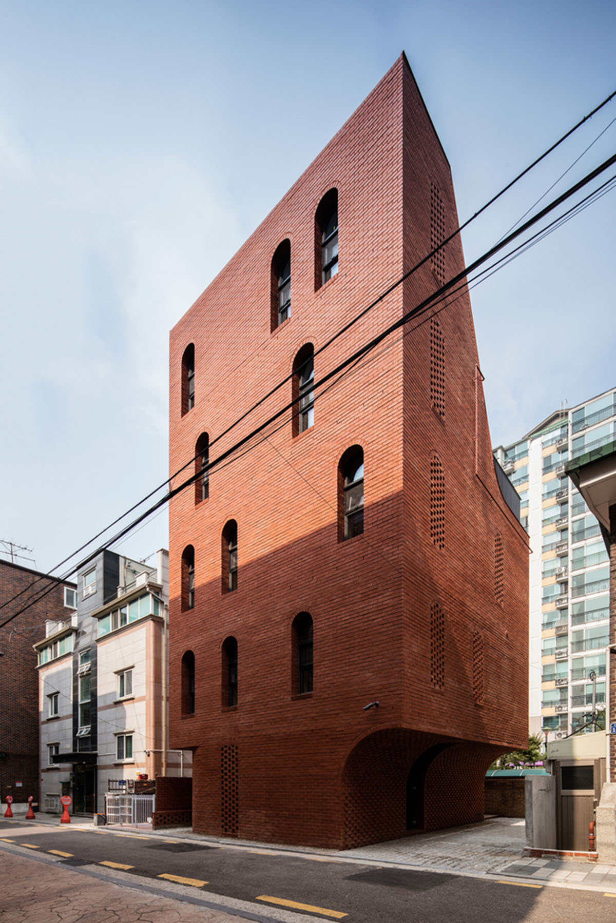 stpmj's New Five-Story House Adapts To A Narrow Plot With