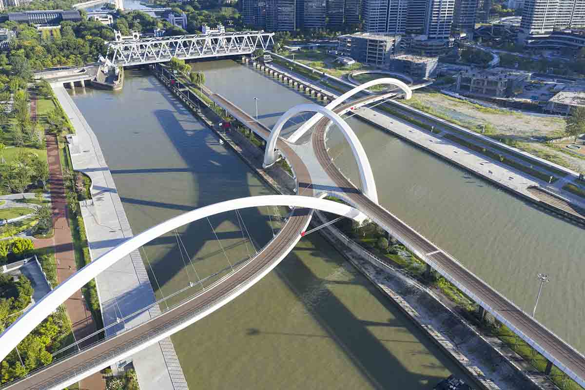 Zaha Hadid Architects reveals the silk-inspired bridge of Hangzhou with a sinuous form