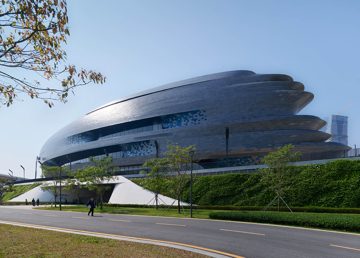 A spaceship-like science and technology museum by Zaha Hadid Architects opens in Shenzhen