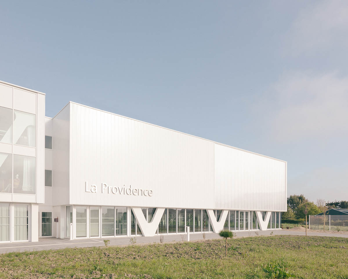 ALTA built La Providence high school with all-white volume and V-shaped columns in France