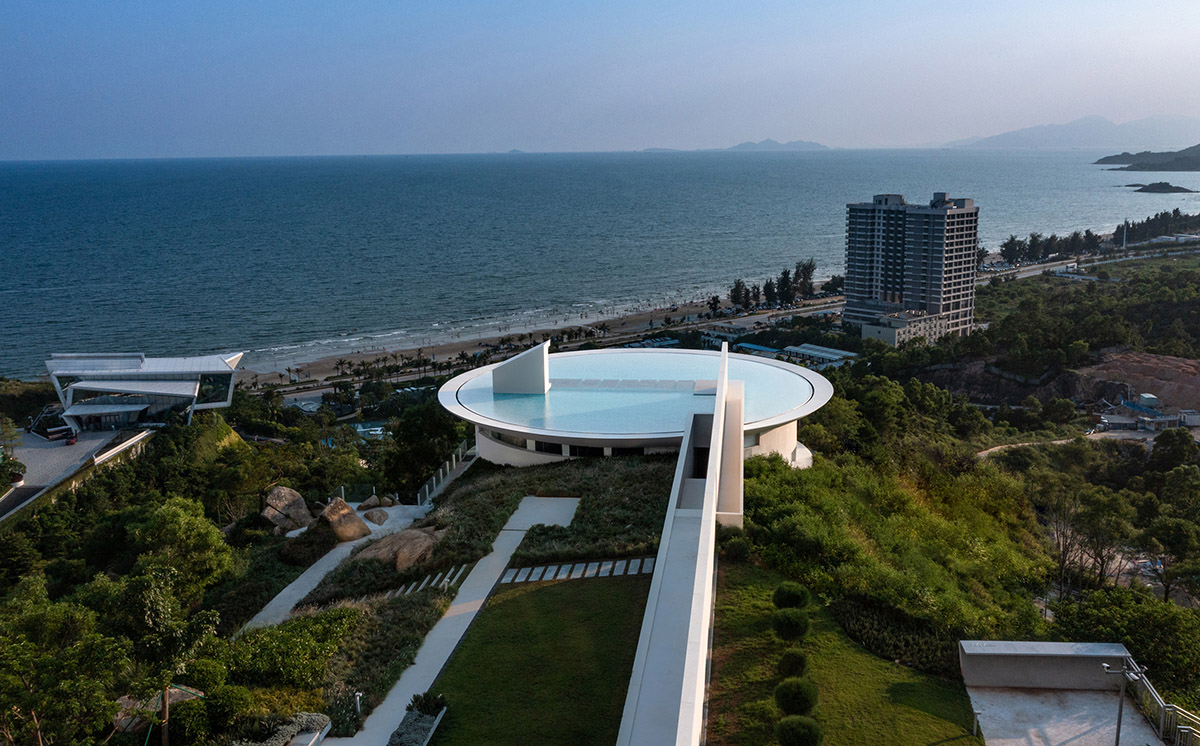 3andwich Design / He Wei Studio built circular library featuring a rooftop pool in China