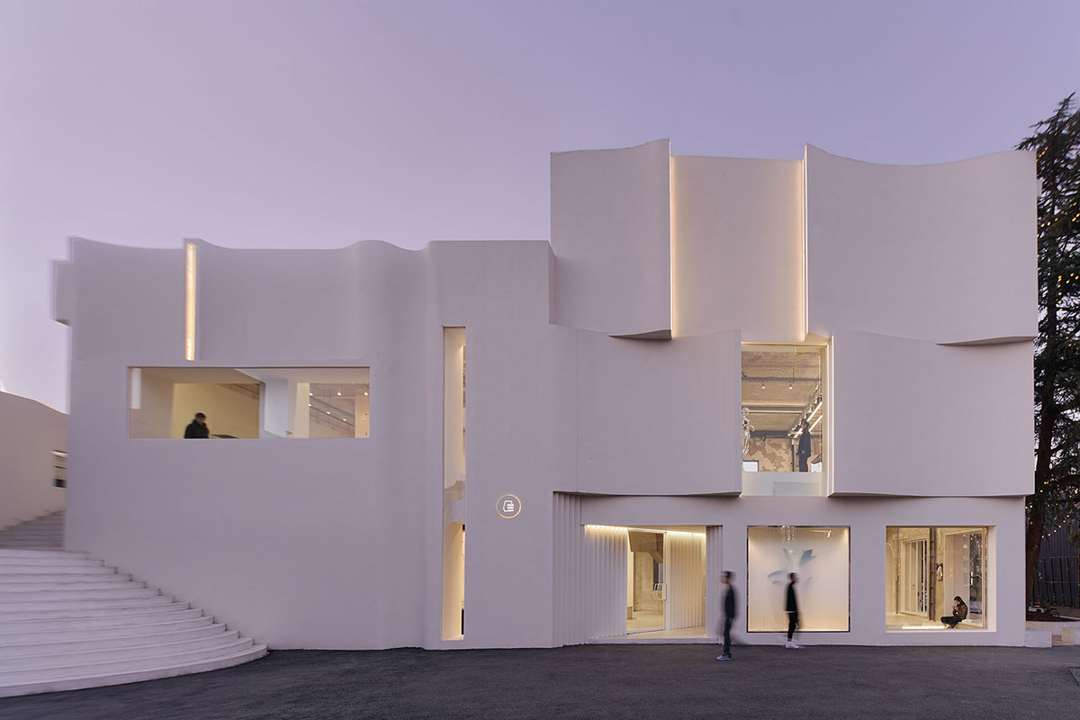 TRI-ORANGE DESIGN converts old industrial building into a photography studio in China 