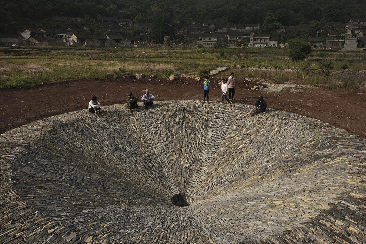 Vopalcrafts Debunker 雨 This 2,4-metre trumpet-flower-shaped sinkhole sustains rain