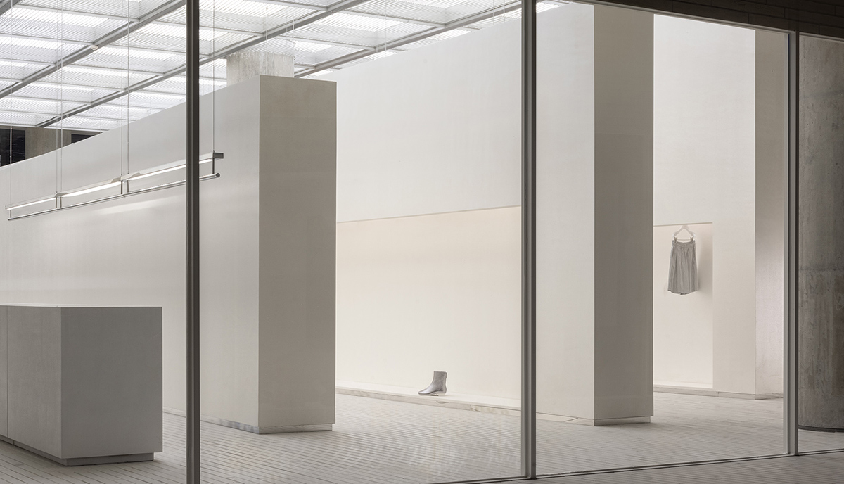 Various Associates creates a spatial experience of moving in waves for SND Sanya store in China