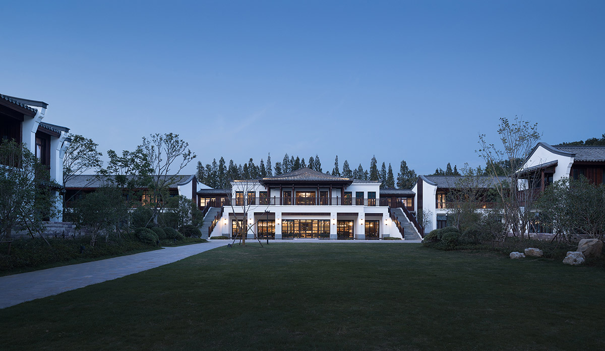 UAD renovates a hotel with dark grey materials addressing to the traditional heritage of South China