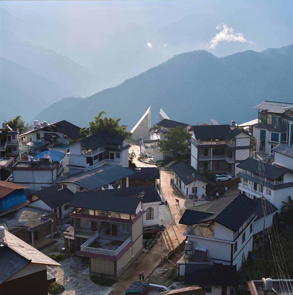 TAO completes concrete bookstore with protruding structure on a steep slope in China 