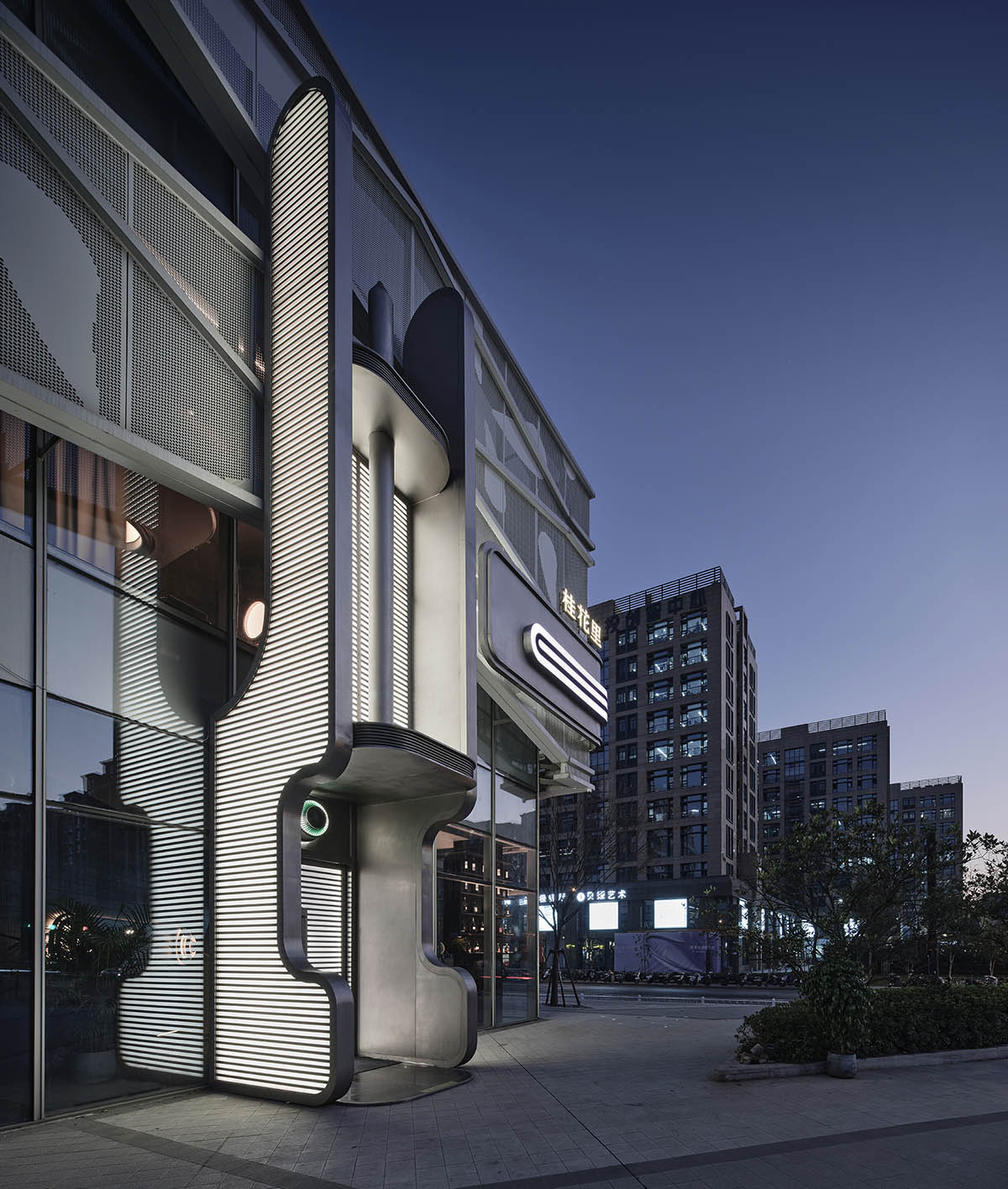 PIG Design sculpts restaurant building with diamond-shaped lines and retro effect in China