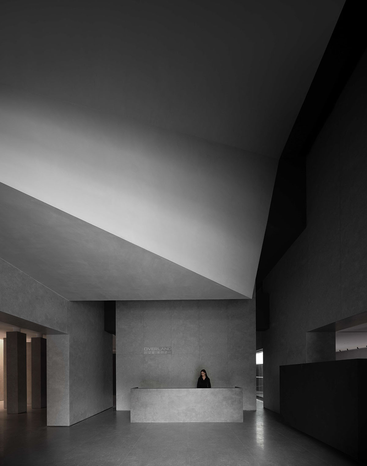 AD ARCHITECTURE creates dark interiors for showroom playing with light ...