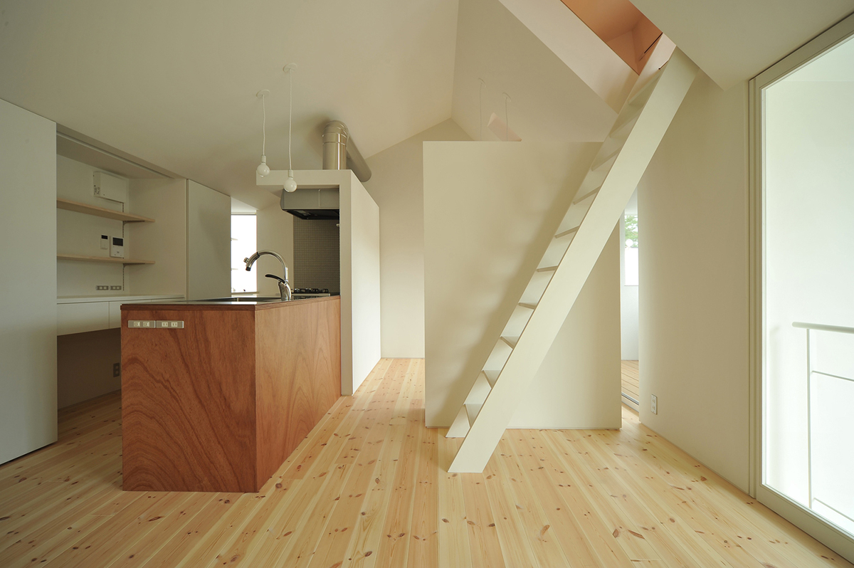 Takeru Shoji creates giant slit to reflect daily atmosphere of this house on corner plot of Japan