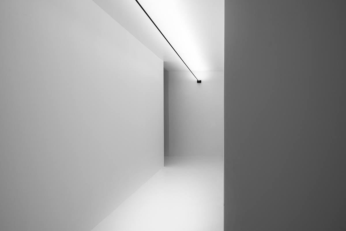 JST ARCHITECTURE creates dark-colored palette by adding a geometrical aesthetic to this showroom