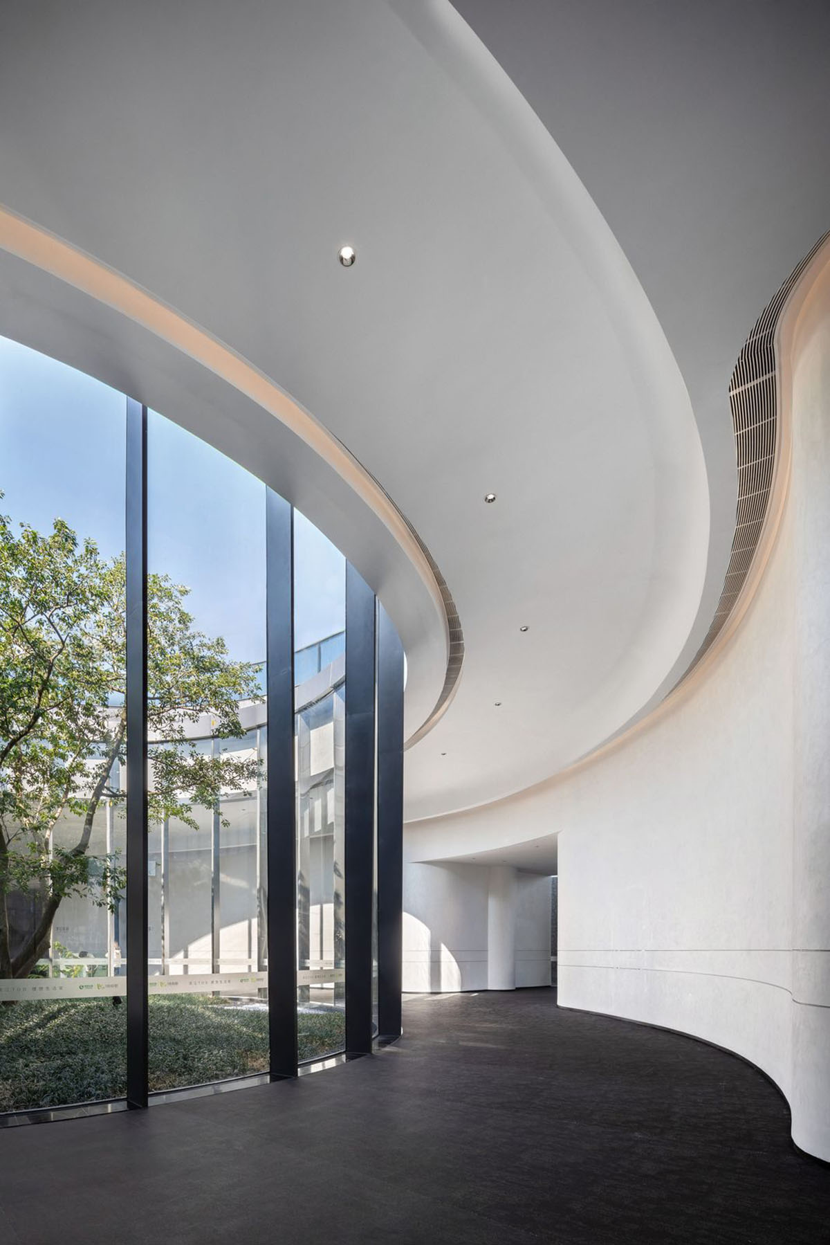 Qiran Design Group completes pavilion with fusion of nature and curved geometries in Foshan, China