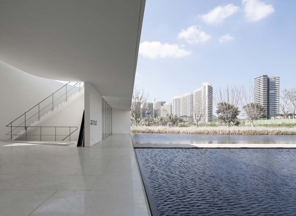 O-office Architects designs curvy chapel that opens up a vertical window to the seaside in Shanwei