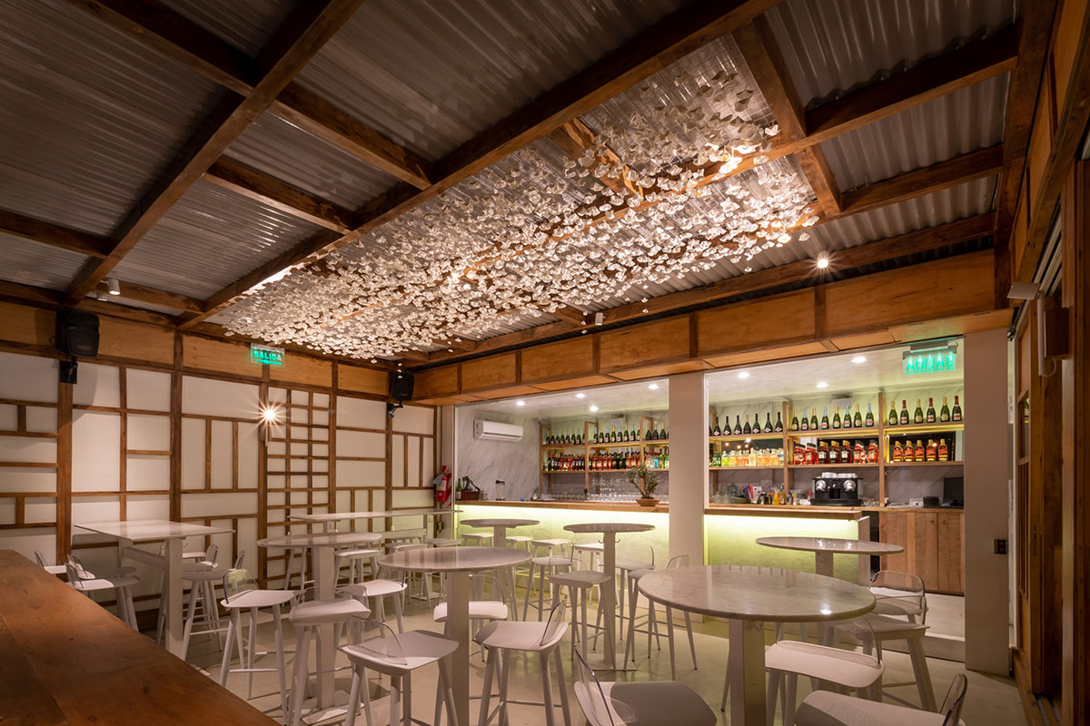 Estudio Montevideo completes Tokin Sushi Bar in Córdoba with potteries hanged from the room