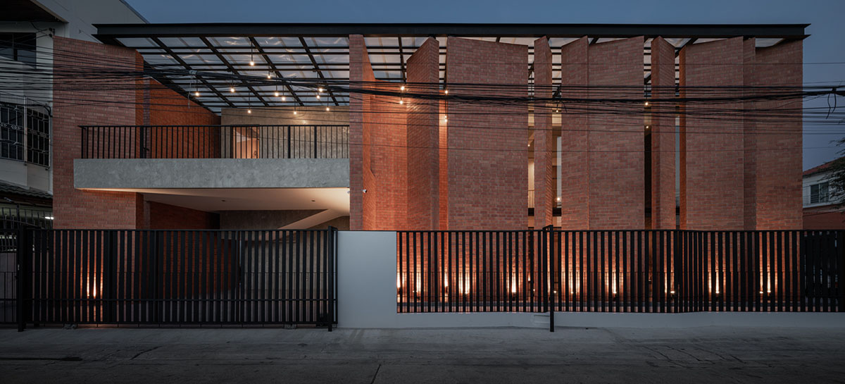 Gigantic terracotta-tile walls added to create a buffer zone in Pakkret House in Thailand