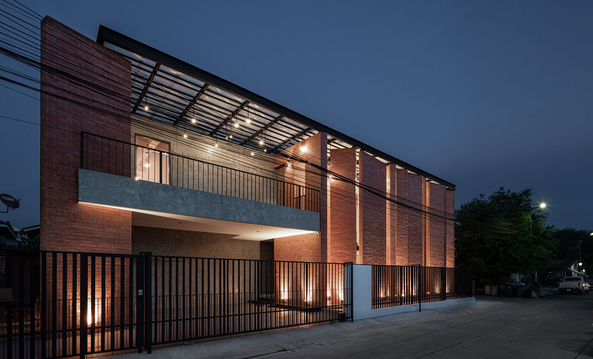 Gigantic terracotta-tile walls added to create a buffer zone in Pakkret House in Thailand