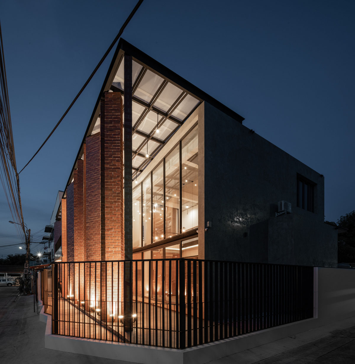 Gigantic terracotta-tile walls added to create a buffer zone in Pakkret House in Thailand