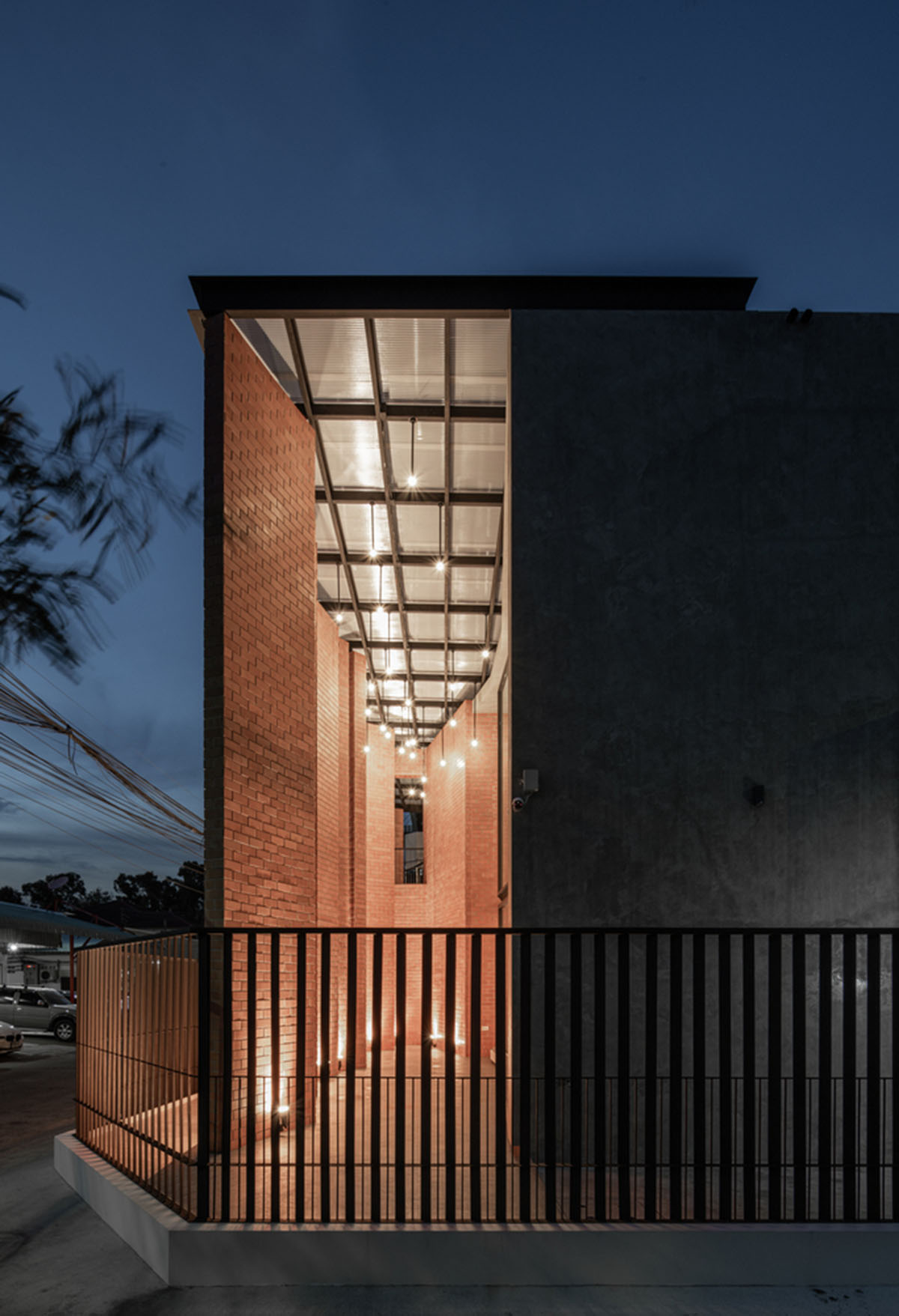 Gigantic terracotta-tile walls added to create a buffer zone in Pakkret House in Thailand