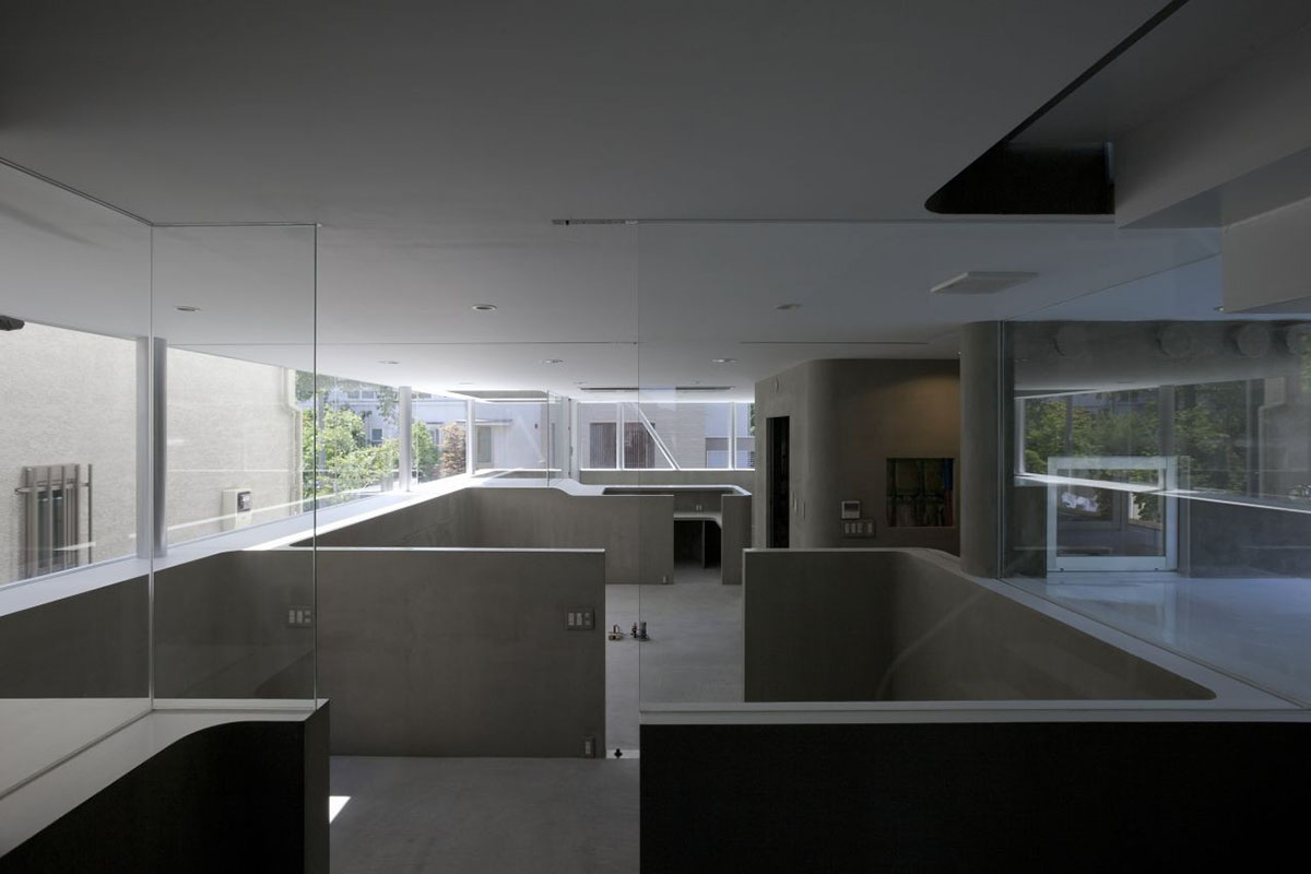 Casting moulds form this fluid private residence and dental clinic designed by N MAEDA ATELIER