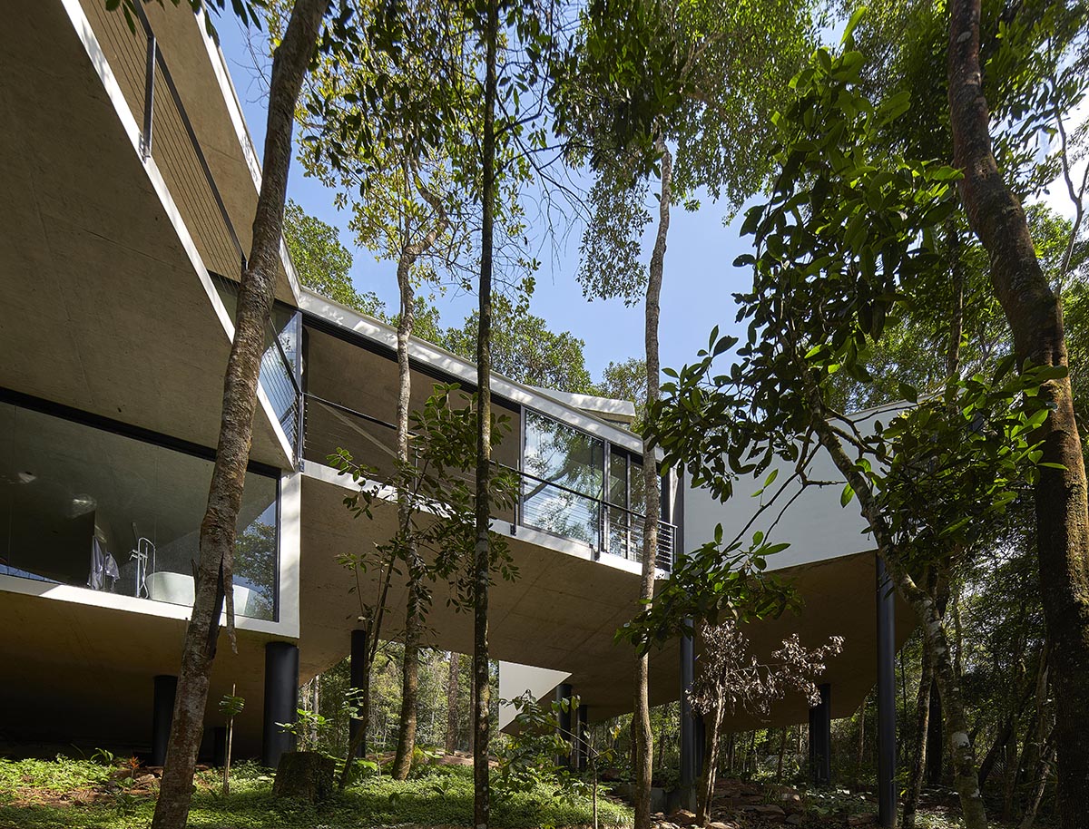 TETRO Arquitetura построила зигзагообразный плавучий дом на стальных опорах в пышном бразильском лесу. 