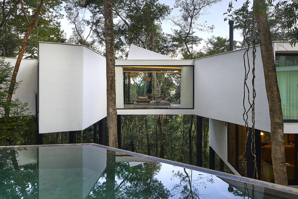 TETRO Arquitetura построила зигзагообразный плавучий дом на стальных опорах в пышном бразильском лесу. 
