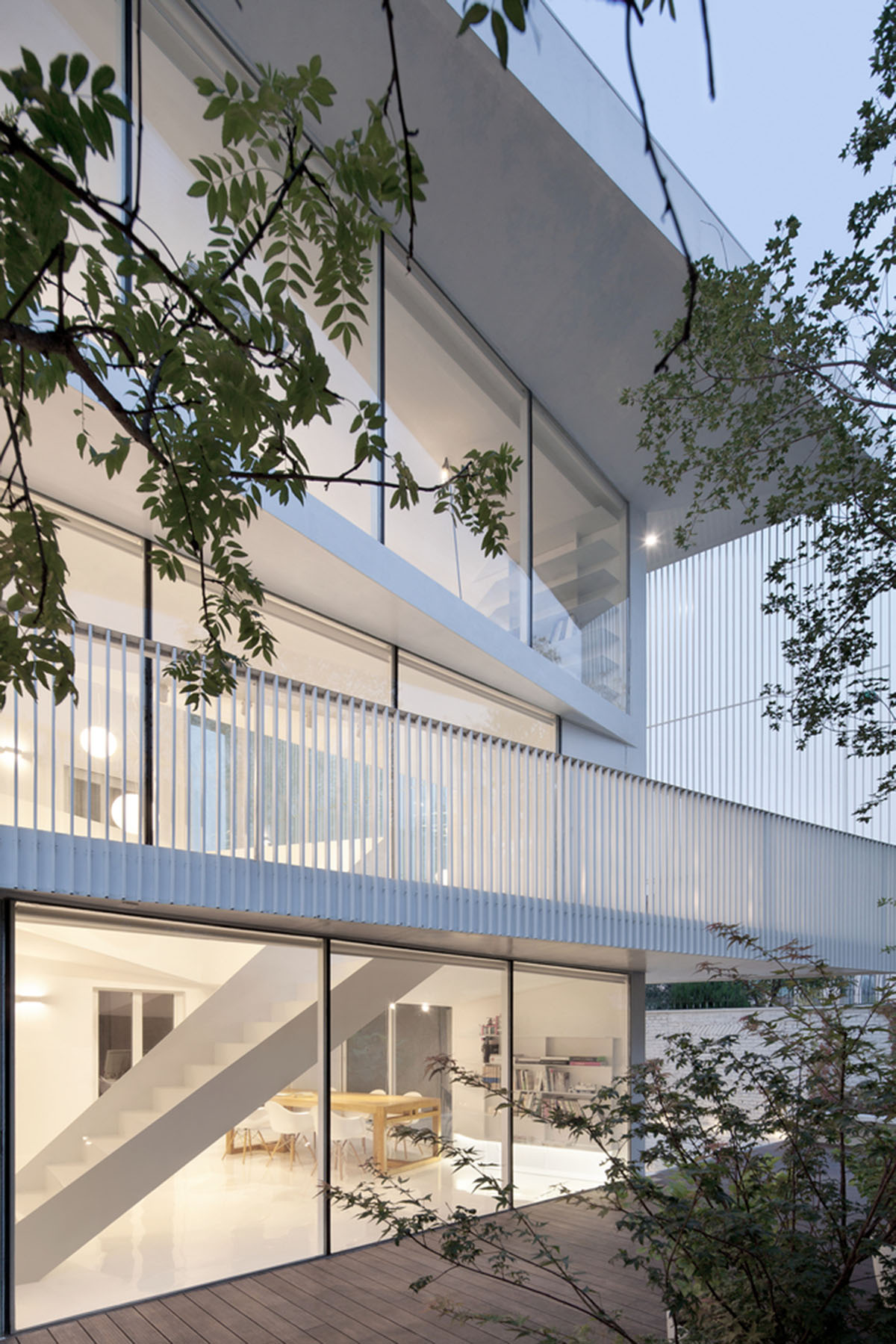 reMIX Studio combines new program of all-white extension with continuous circulation in Beijing