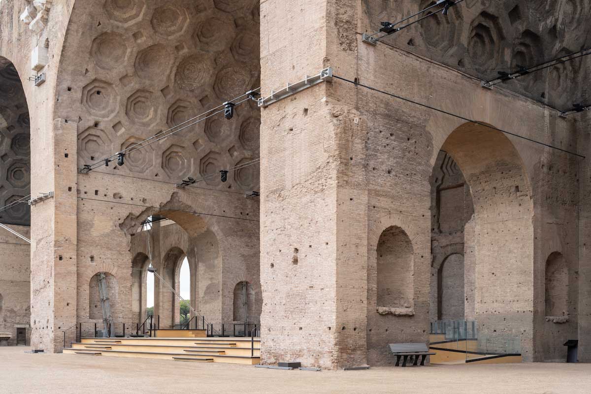 Alvisi Kirimoto creates a modern stage with the echoes of time at the Basilica di Massenzio