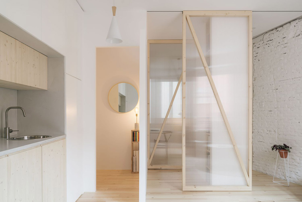 P+S Estudio de Arquitectura renovates Madrid's old apartment with moveable polycarbonate walls 