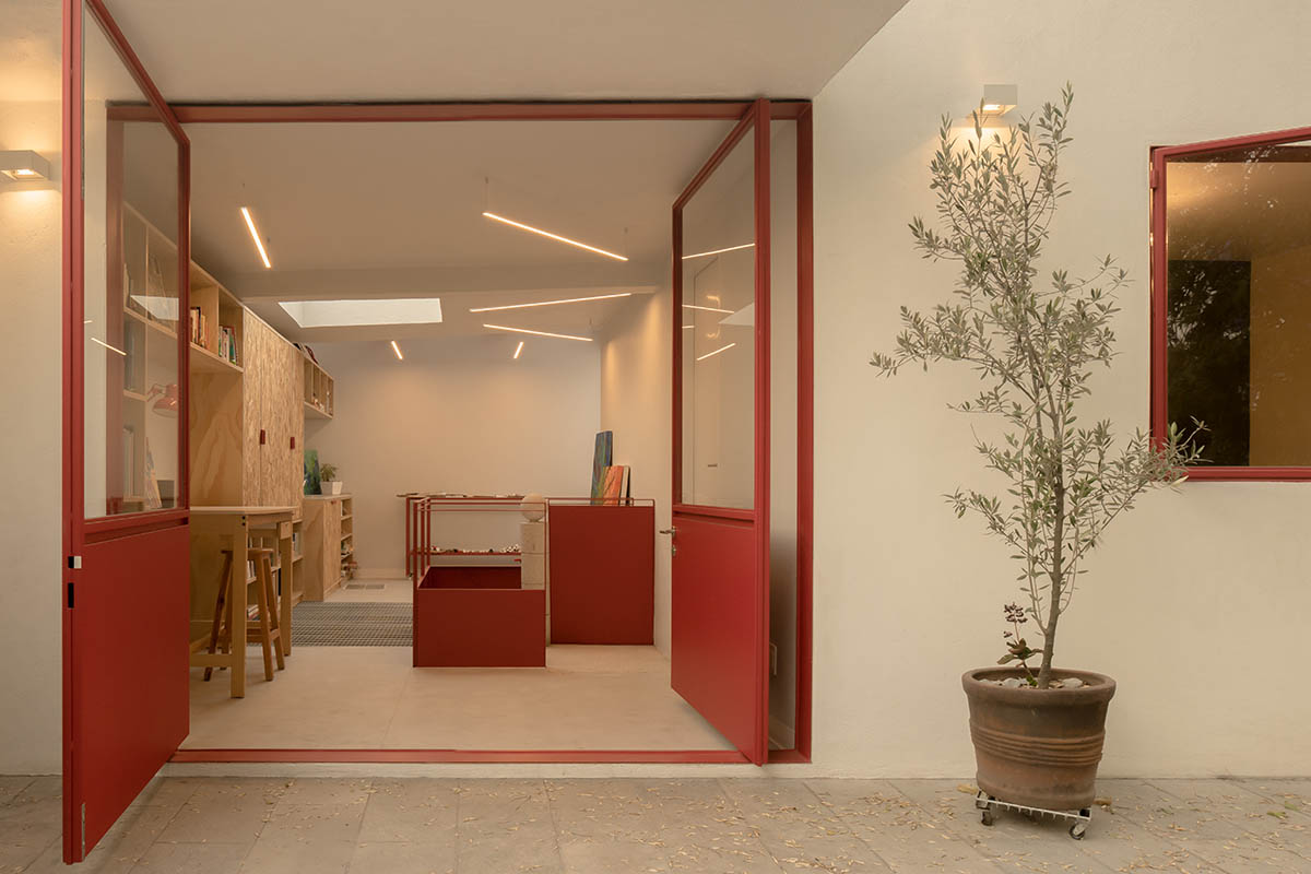 AMASA Estudio transforms old house into a visual artist's art studio and workshop in Mexico