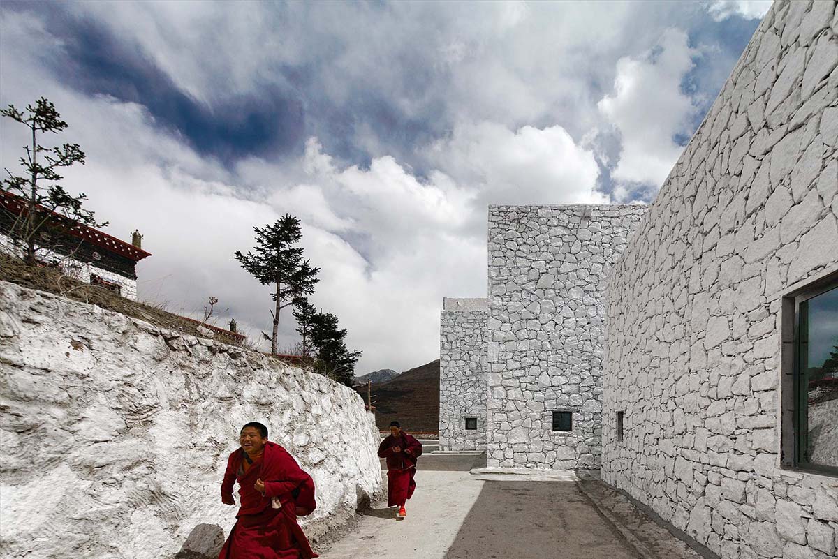 Jí Architects extends Tsenpo Museum with floating glass box overlooking snow mountains in China