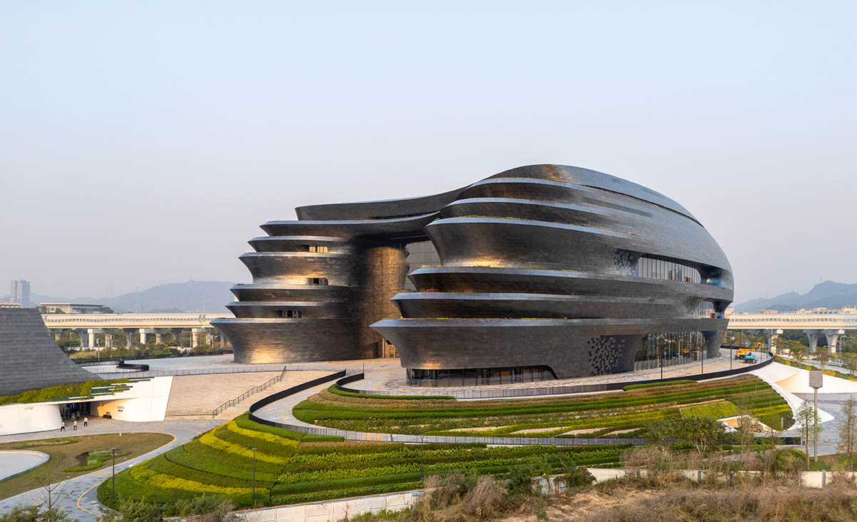 A spaceship-like science and technology museum by Zaha Hadid Architects opens in Shenzhen