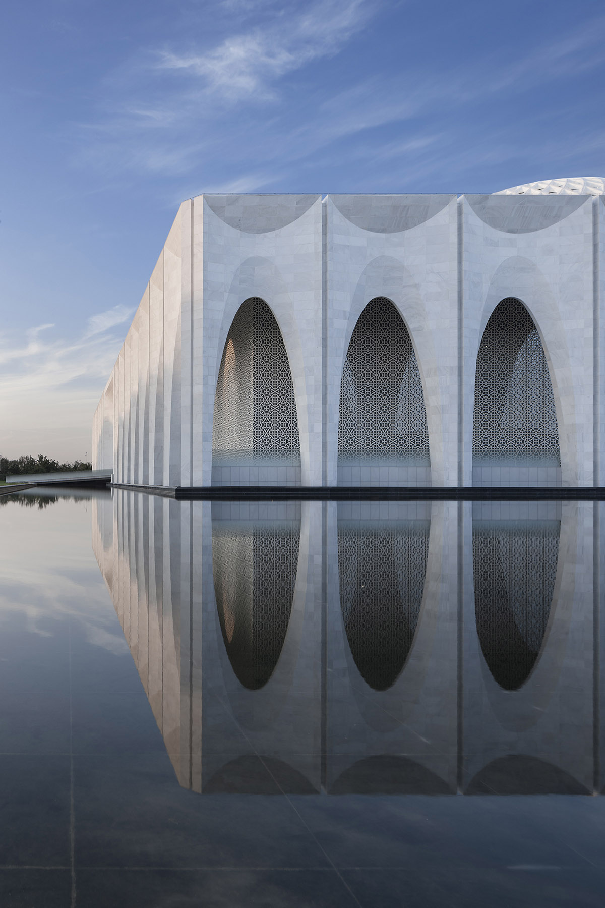 He Jingtang designed petal-shaped arches for Da Chang Muslim Cultural Center in China