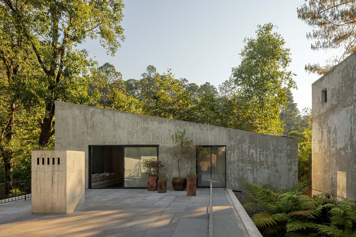 ESTUDIO Ignacio Urquiza Ana Paula de Alba completes residence in Mexican forested landscape