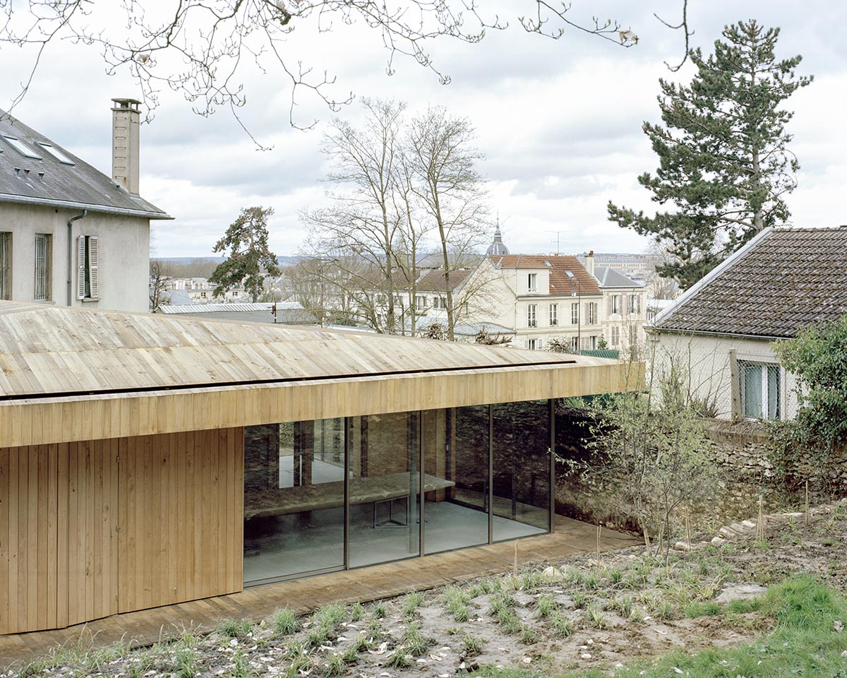 Atelier Delalande Tabourin creates a wooden sunken pavilion that arouses curiosity for visitors