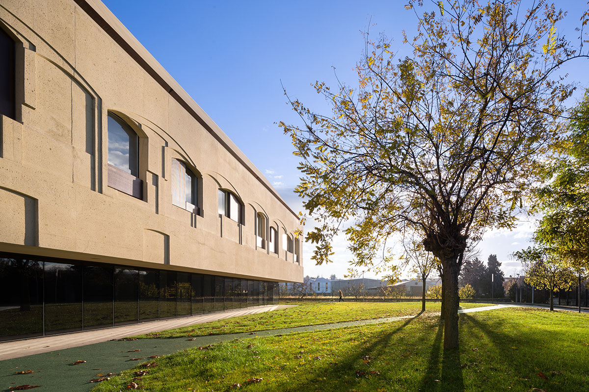 Vaillo+Irigaray Architects' pavilion-like Psychiatric Center is dissolved within historic buildings