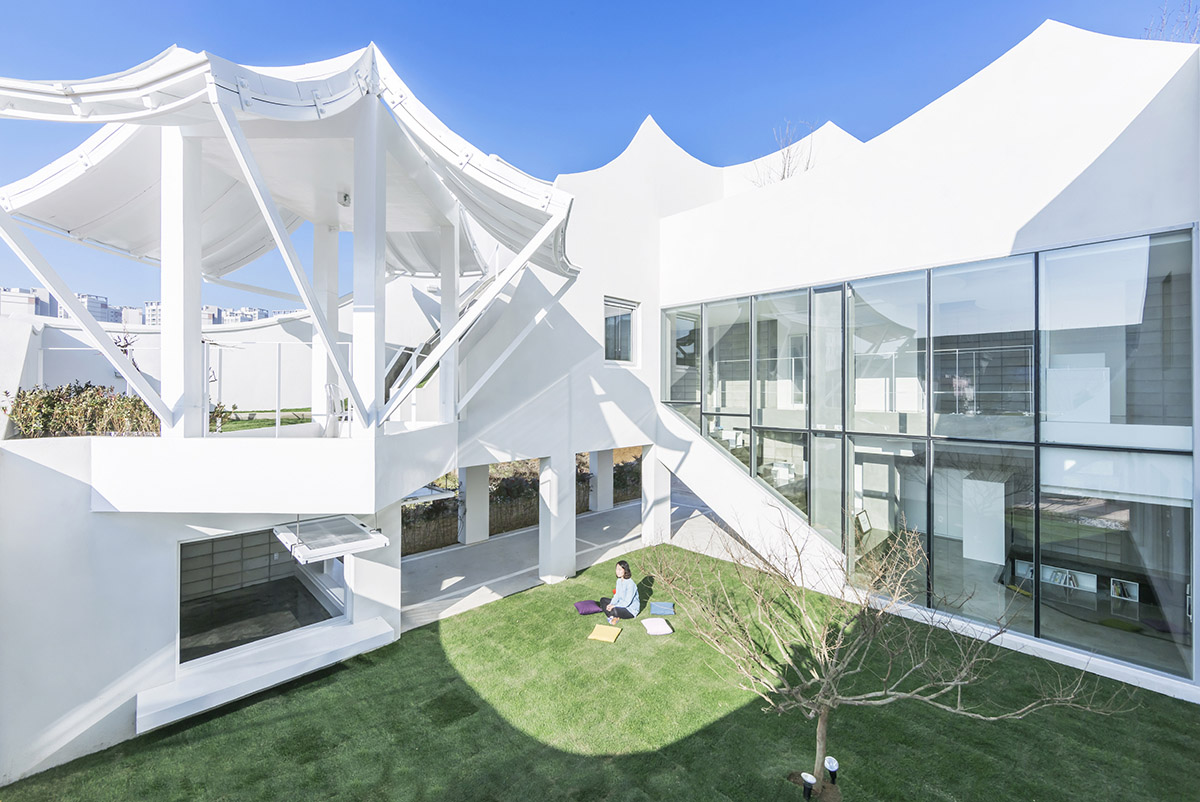 IROJE KHM Architects’ Flying House symbolizes a pilot’s daily characteristic of flight
