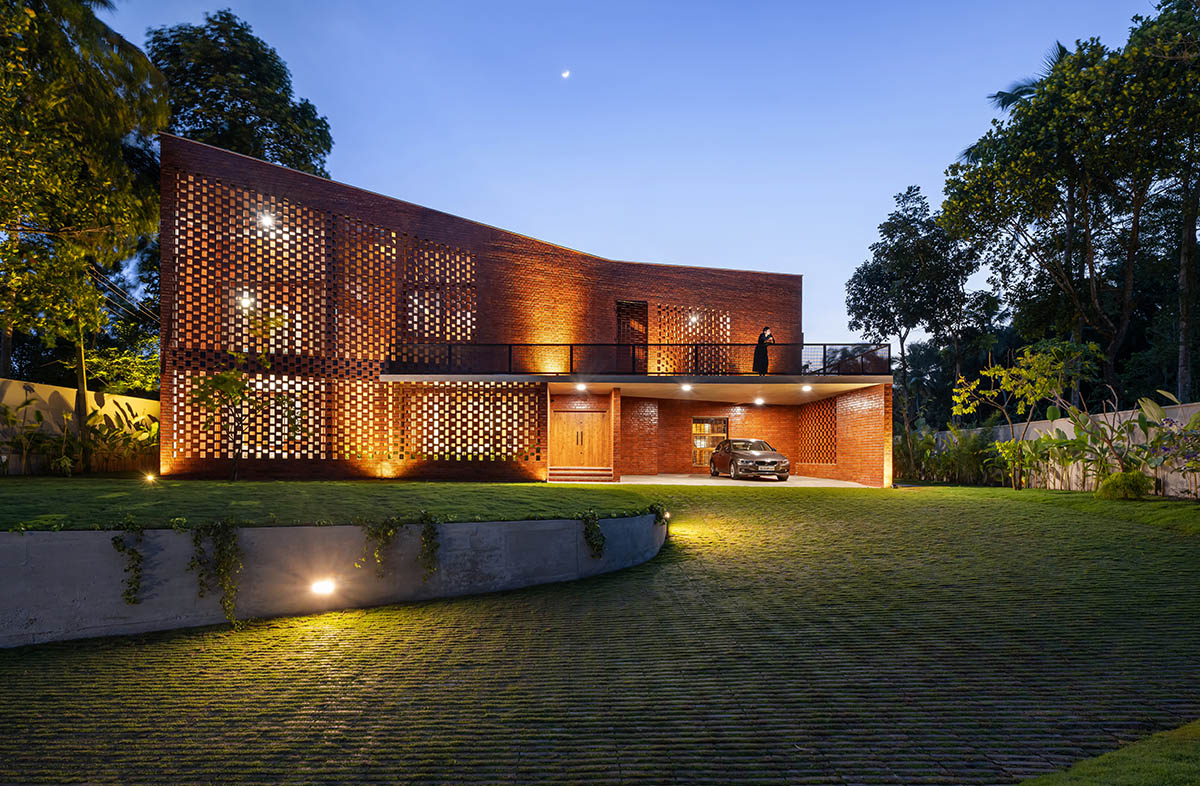 Srijit Srinivas - ARCHITECTS built brick family house with angled triangular façade in Kerala