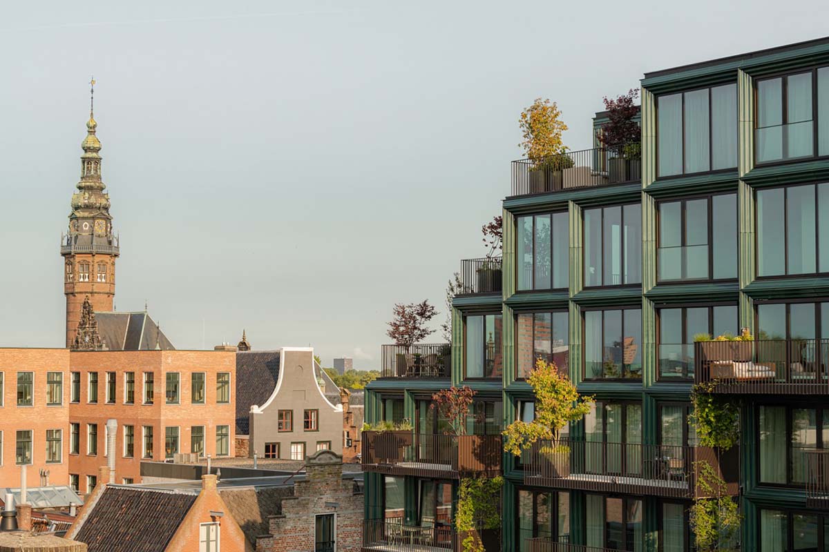 De Zwarte Hond and Loer Architecten built Mercado apartments with stepped and greenish volume
